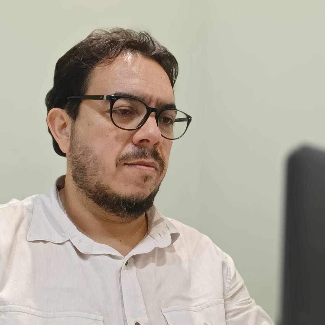 Flávio Lemos Pereira, psicólogo, concentrado em frente ao computador